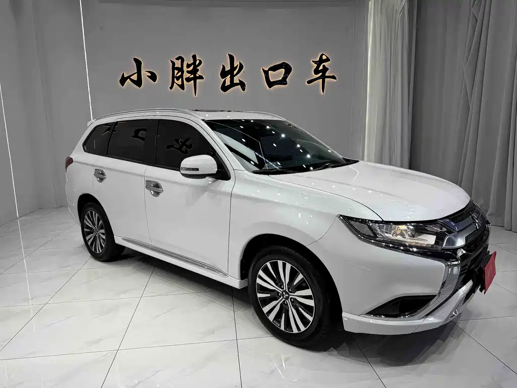 Mitsubishi Outlander 2023 — фото 2
