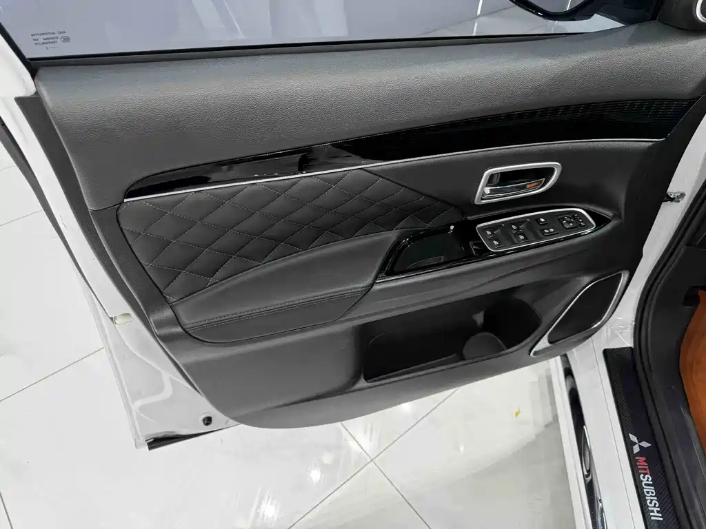 Mitsubishi Outlander 2023 — фото 14