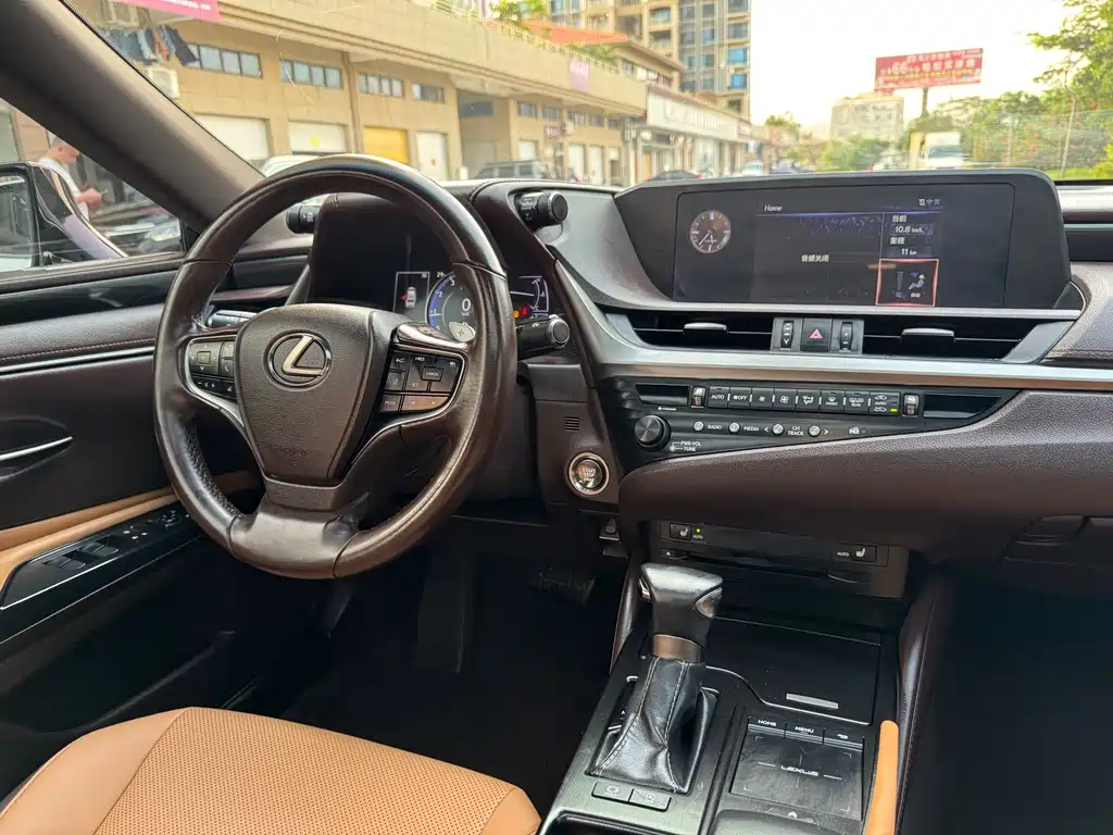 Lexus ES 2019 — фото 16