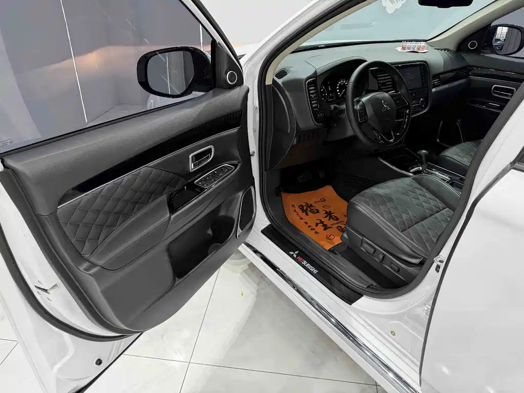 Mitsubishi Outlander 2023 — фото 18