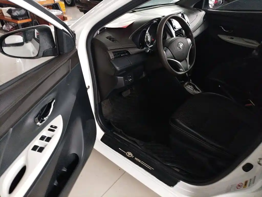 Toyota Yaris L 2015 — фото 16