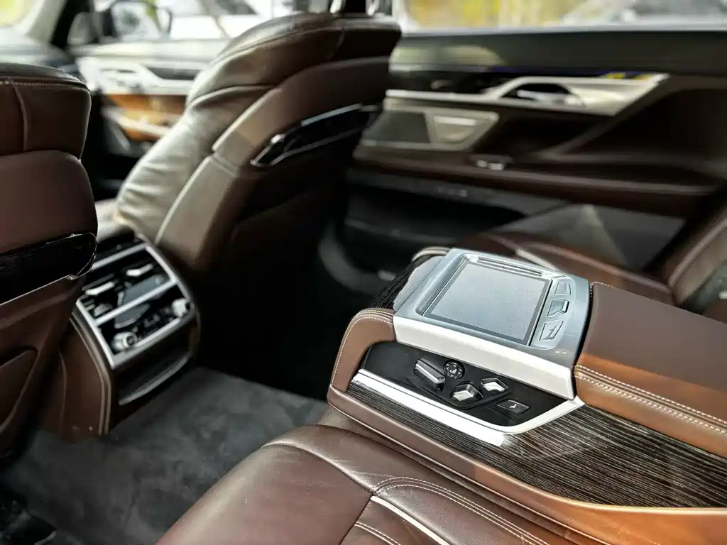 BMW 7 Series 2020 — фото 6
