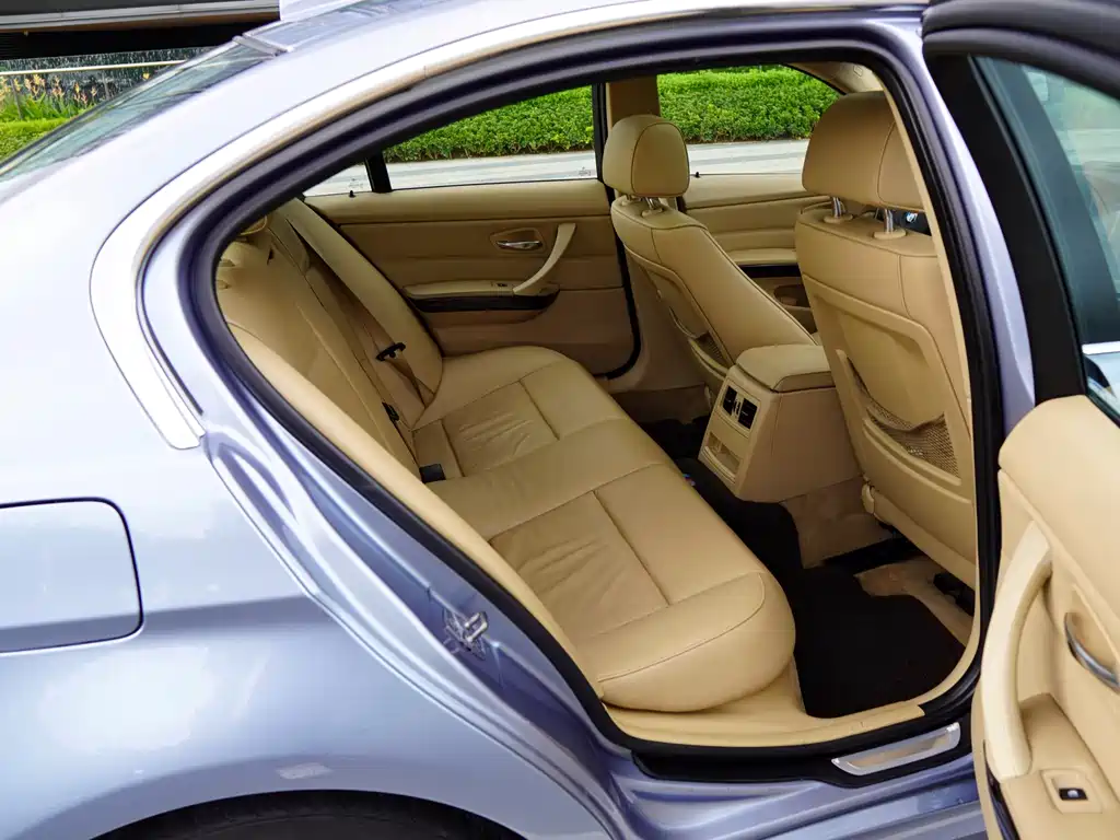 BMW 3 Series 2011 — фото 16