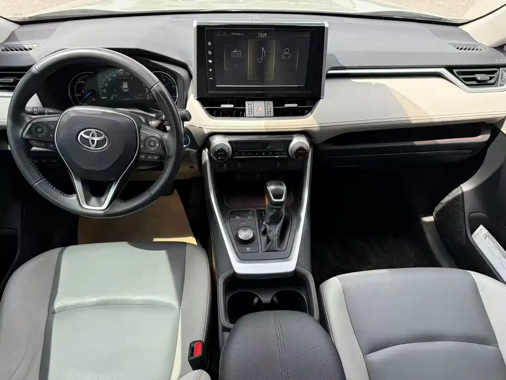 Toyota RAV4 2019 — фото 8
