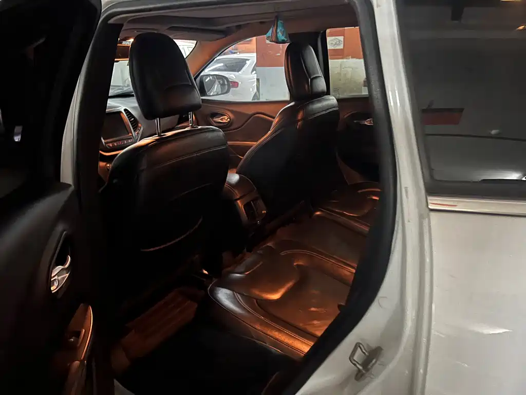 Jeep Cherokee 2015 — фото 9