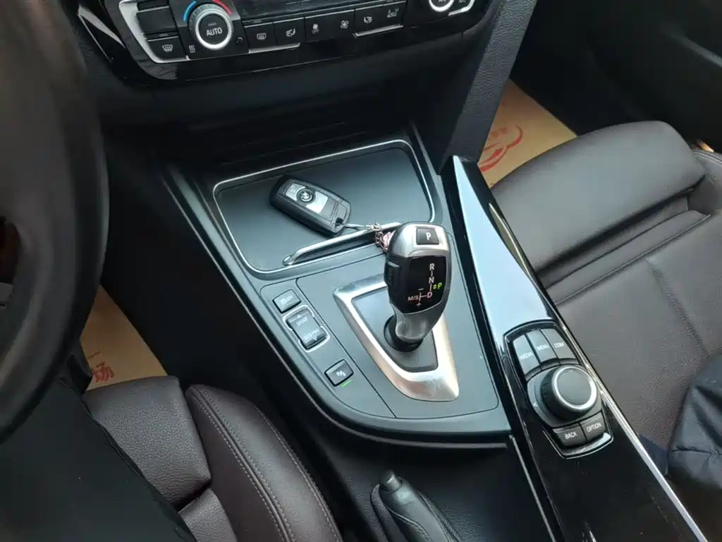 BMW 3 Series 2018 — фото 14