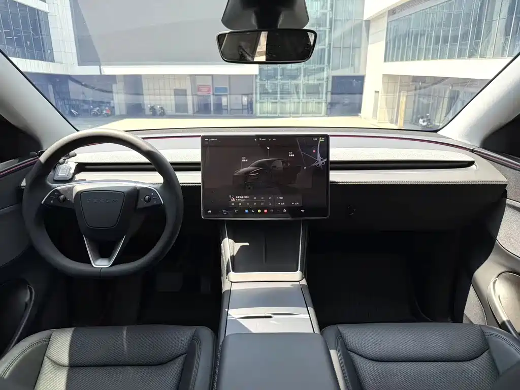 Tesla Model Y 2025 — фото 8