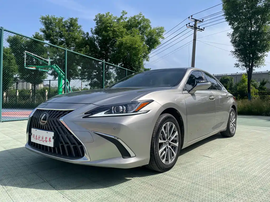 Lexus ES 2022 — фото 1