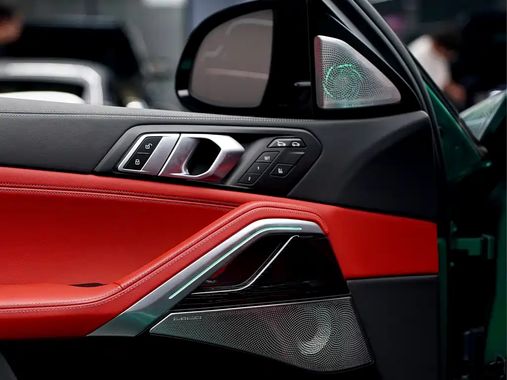 BMW X6 M 2023 — фото 16