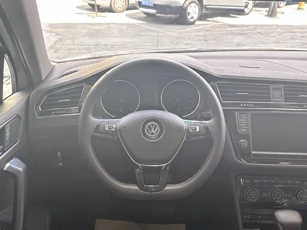 Volkswagen Tiguan L 2018 — фото 13