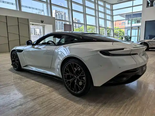 Aston Martin DB12 2025