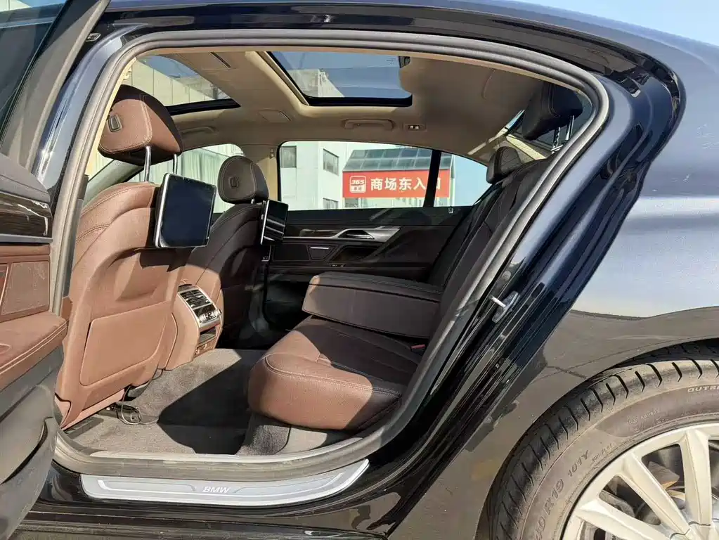 BMW 7 Series 2018 — фото 10