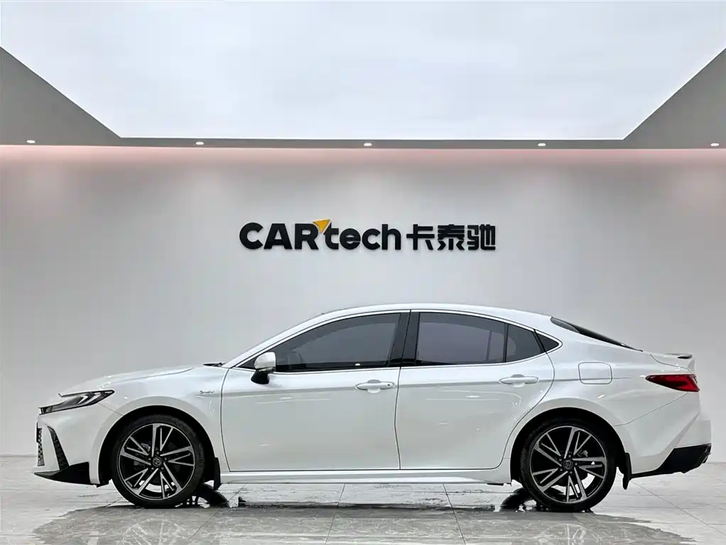 Toyota Camry 2024 — фото 2