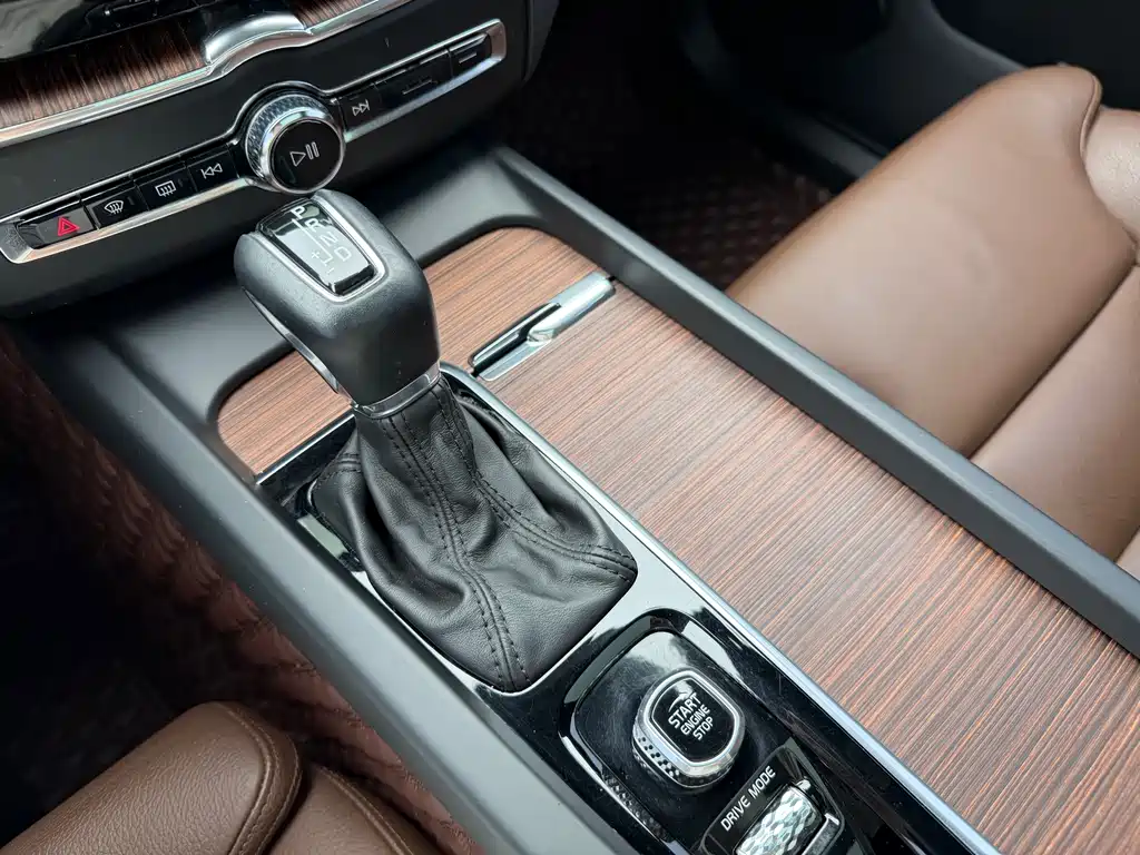 Volvo XC60 2021 — фото 12
