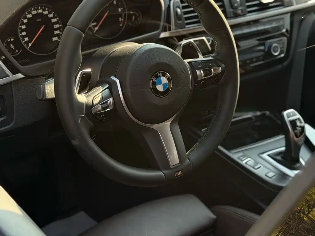 BMW 3 Series 2018 — фото 21