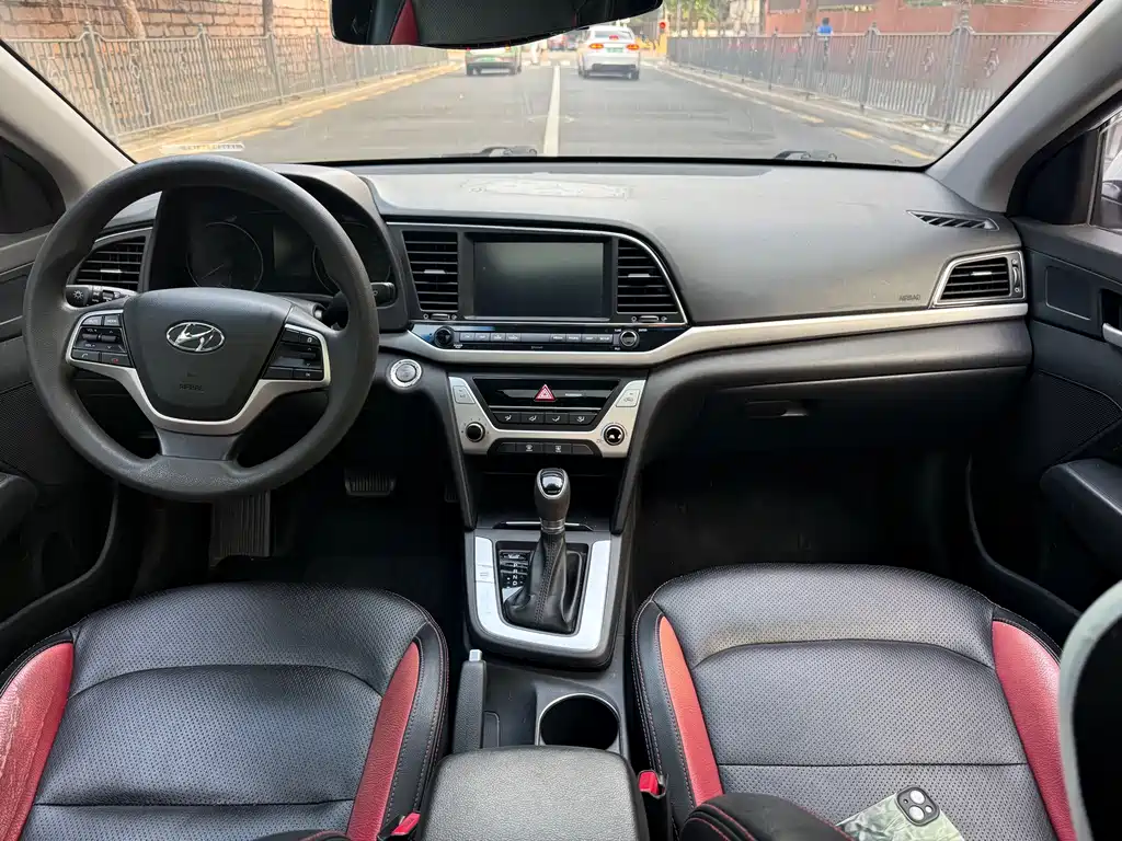 Hyundai Elantra 2018 — фото 7