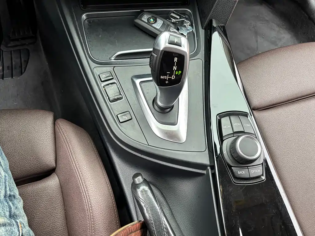 BMW 3 Series 2018 — фото 12