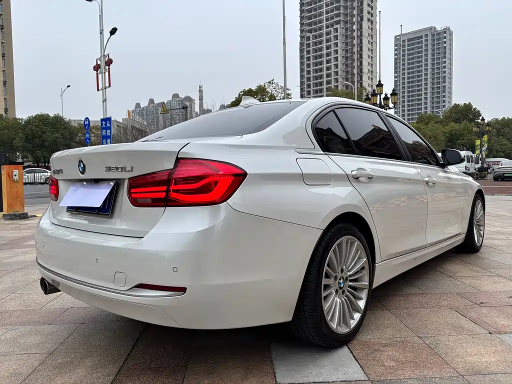BMW 3 Series 2018 — фото 22