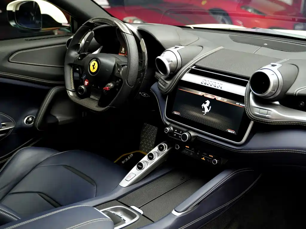 Ferrari GTC4Lusso 2017 — фото 18