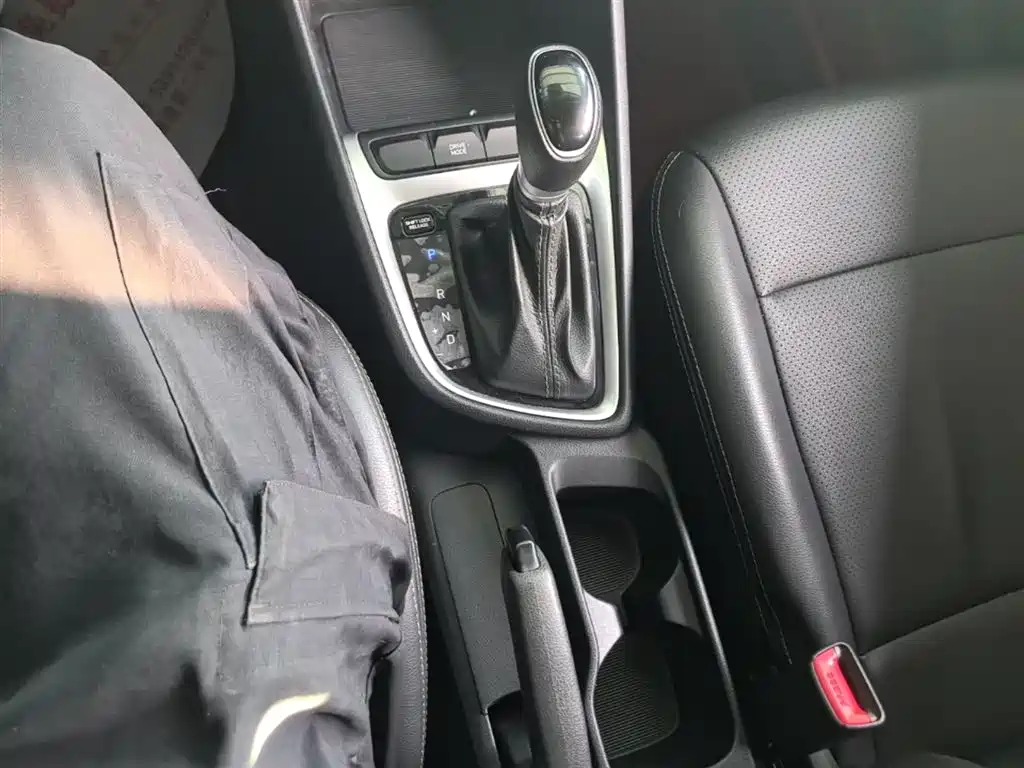 Hyundai Elantra 2018 — фото 14