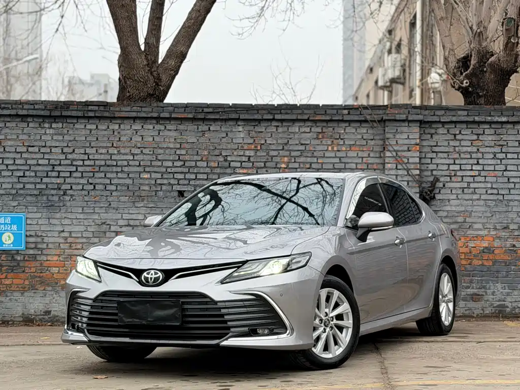Toyota Camry 2022 — фото 1