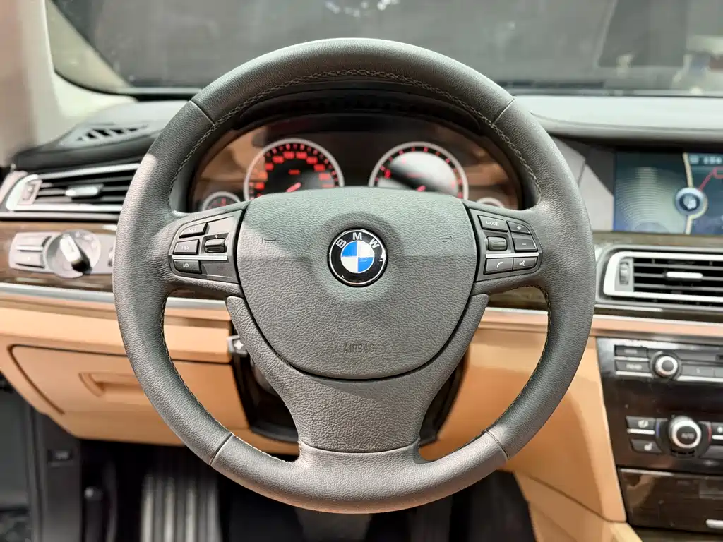 BMW 7 Series 2012 — фото 8