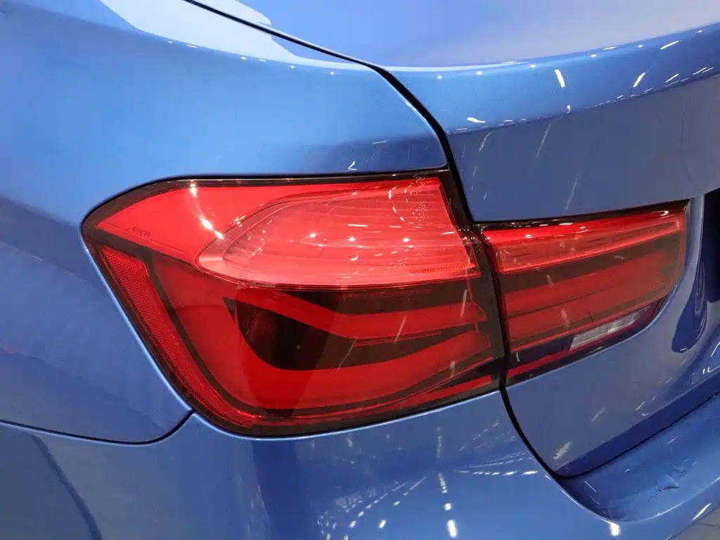 BMW 3 Series 2018 — фото 19