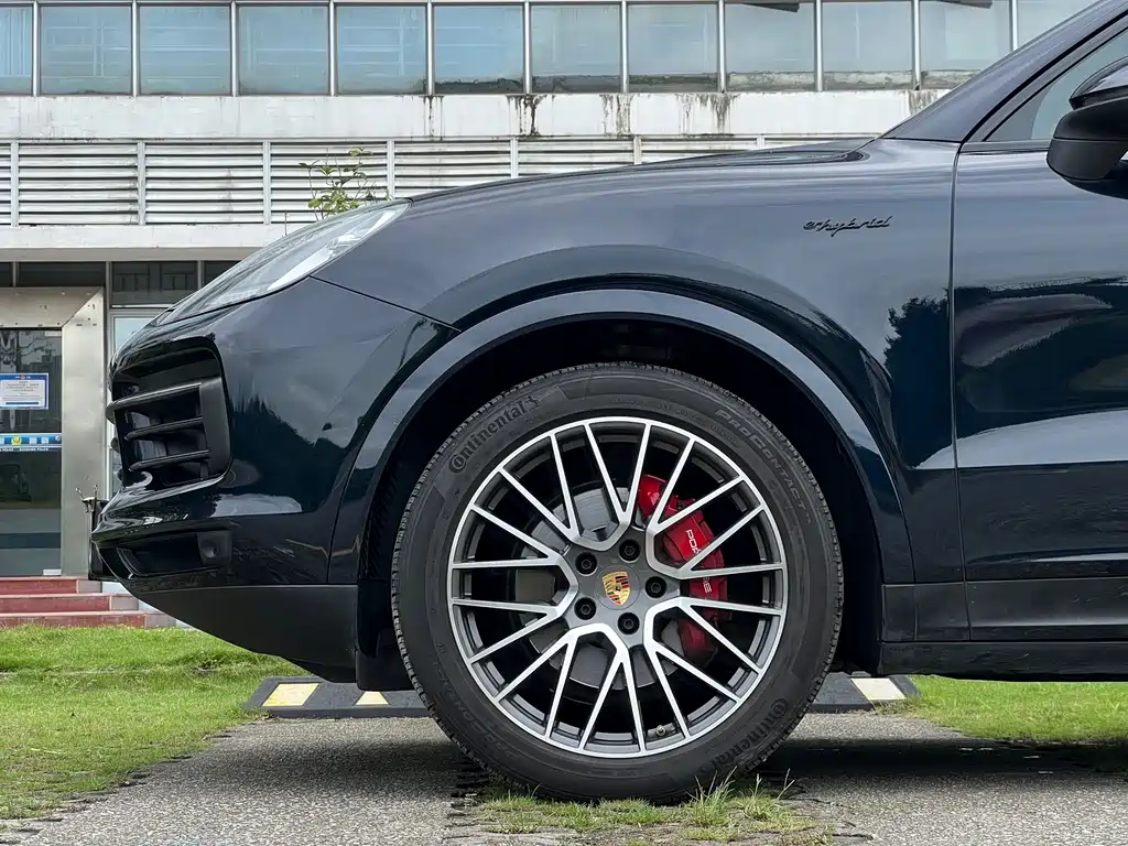 Porsche Cayenne Hybrid 2023 — фото 25