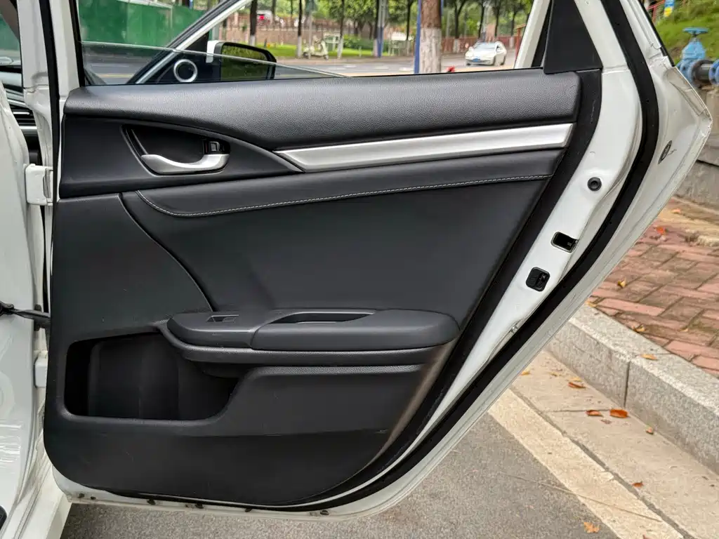 Honda Civic 2017 — фото 11
