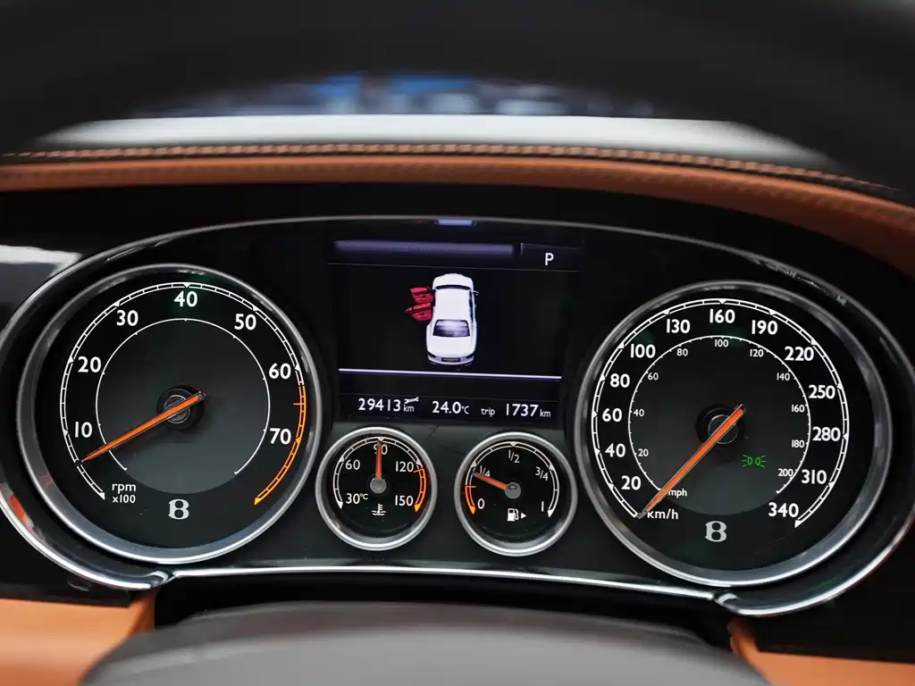 Bentley Flying Spur 2017 — фото 20