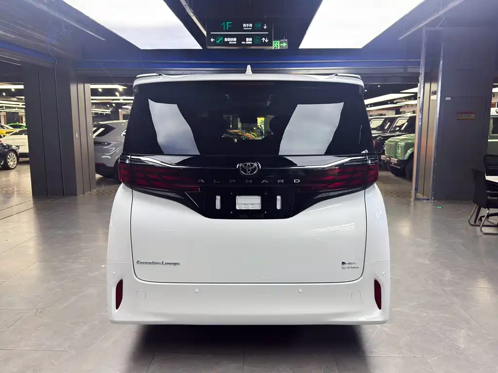 Toyota Alphard — фото 5
