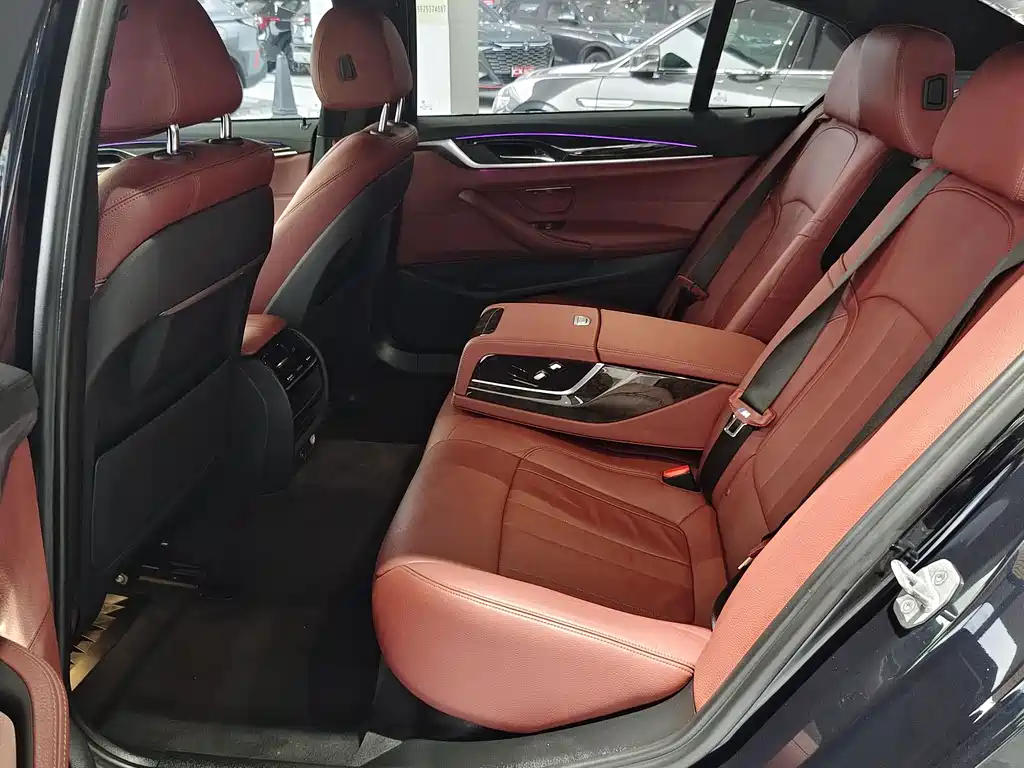 BMW 5 Series 2019 — фото 12