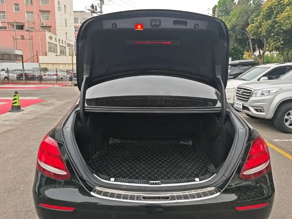 Mercedes-Benz E-Class 2017 — фото 19