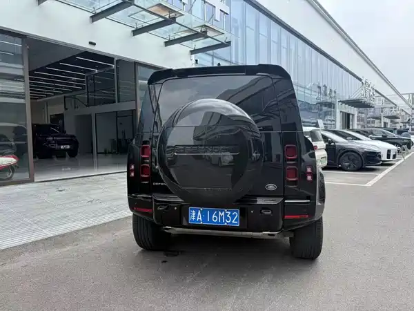 Land Rover Defender 2025
