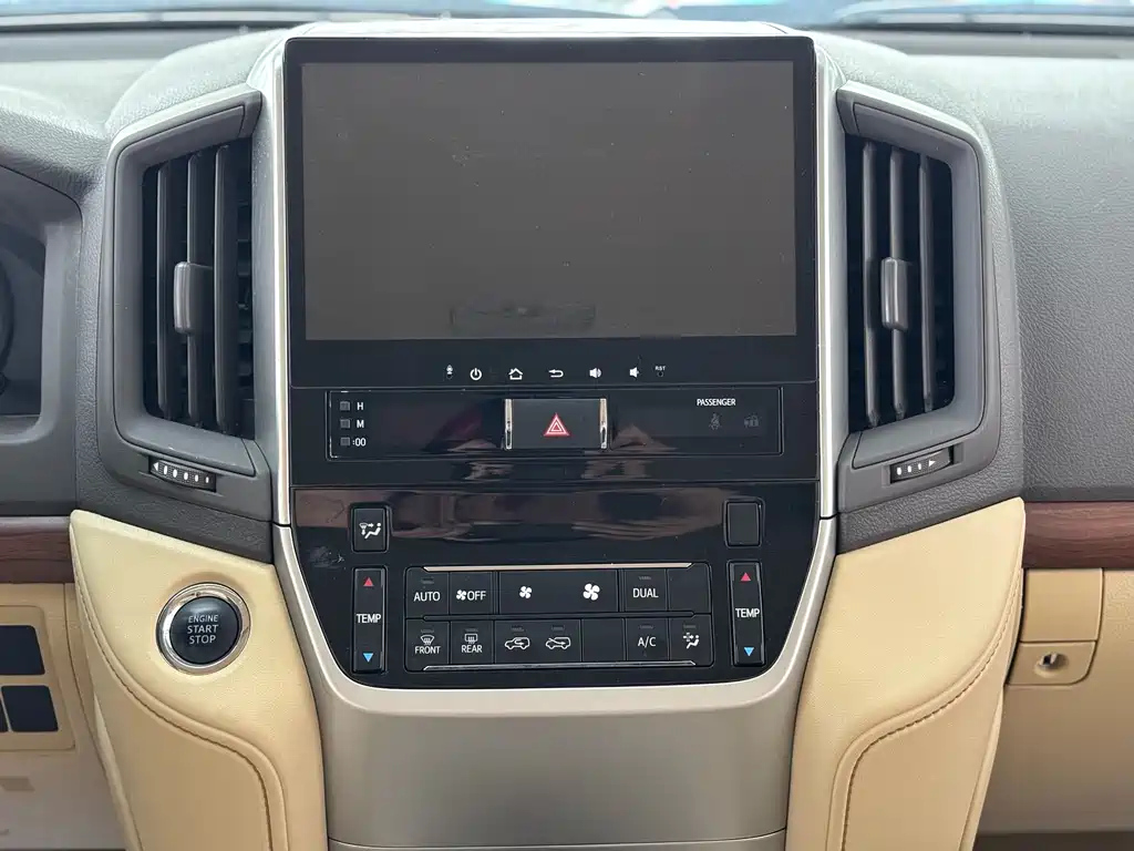 Toyota Land Cruiser 2017 — фото 10