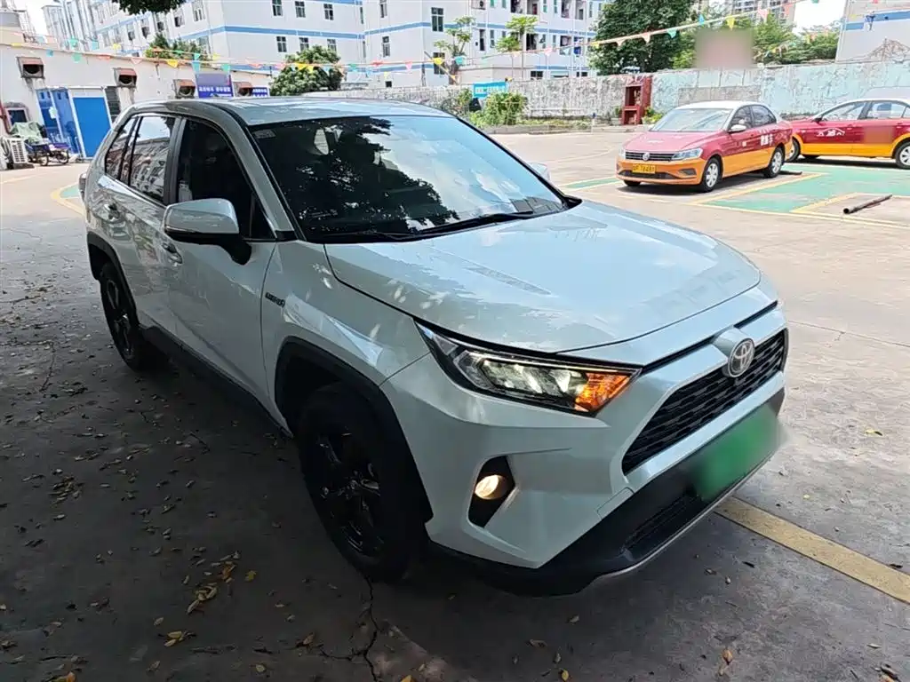 Toyota RAV4 2021 — фото 4