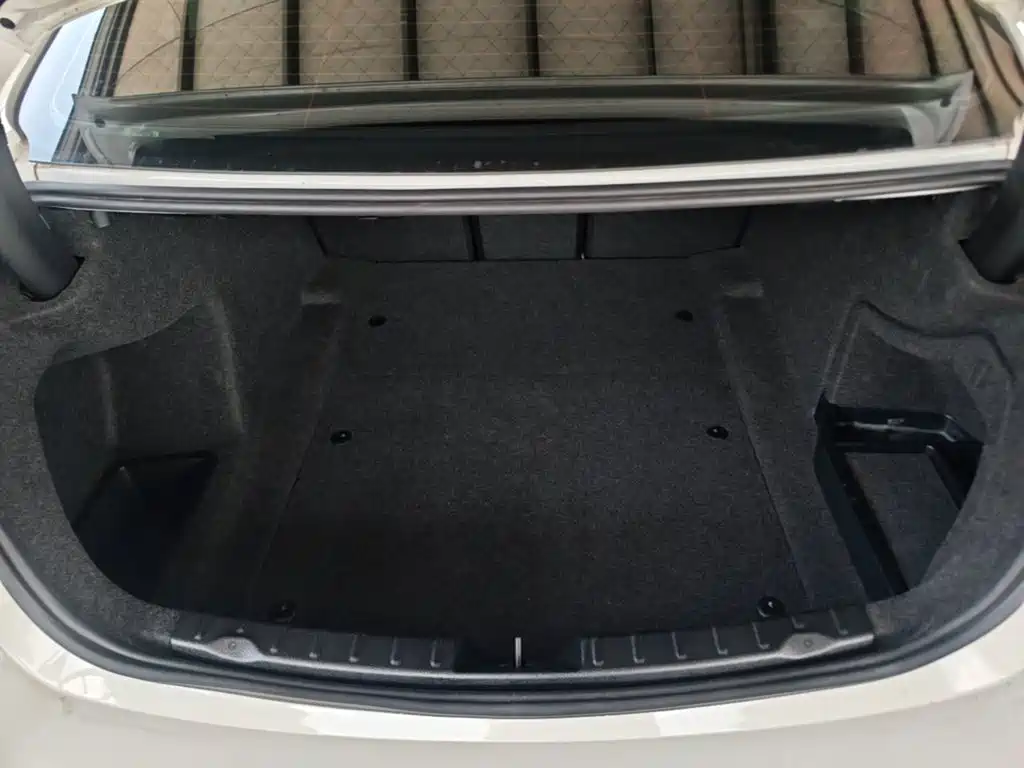 BMW 3 Series 2018 — фото 19