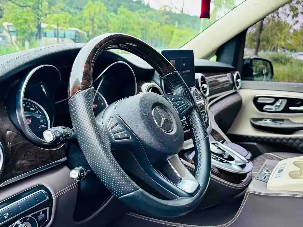 Mercedes-Benz V-Class 2018 — фото 9