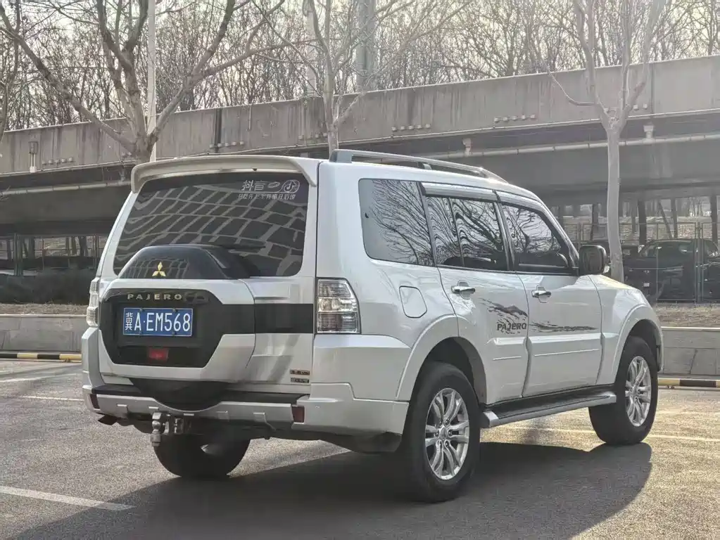 Mitsubishi Pajero 2018 — фото 12