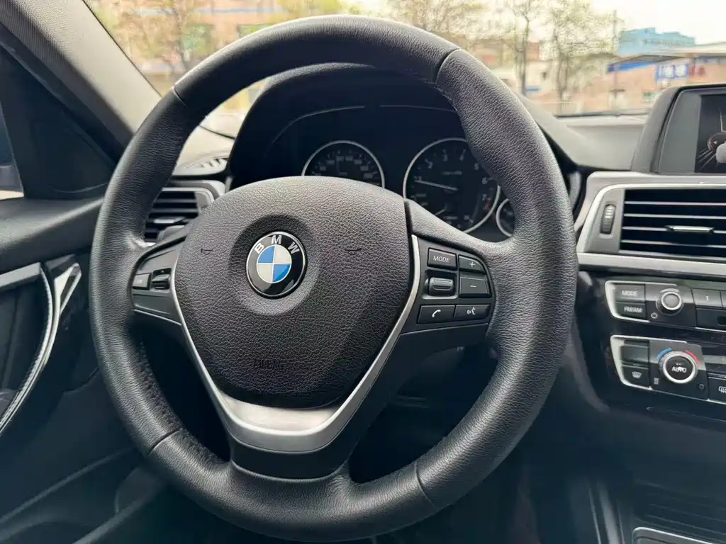 BMW 3 Series 2017 — фото 13
