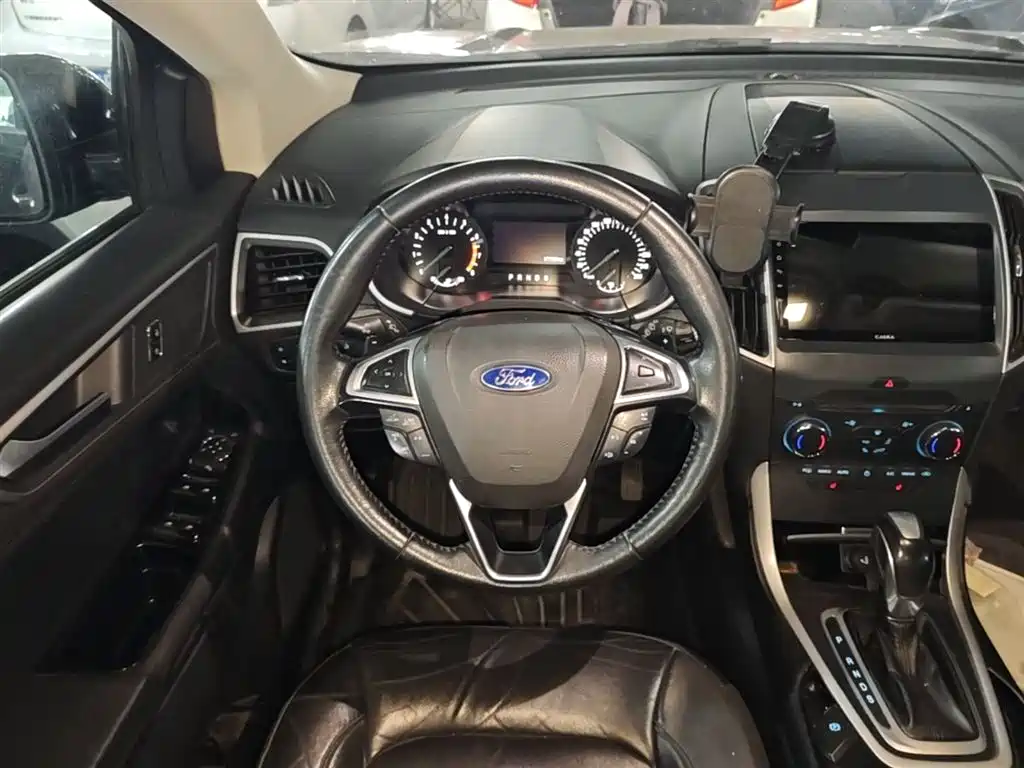 Ford Edge 2017 — фото 11