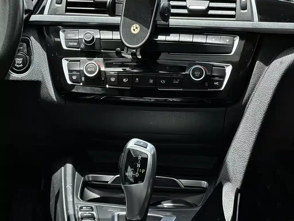 BMW 3 Series 2018 — фото 11