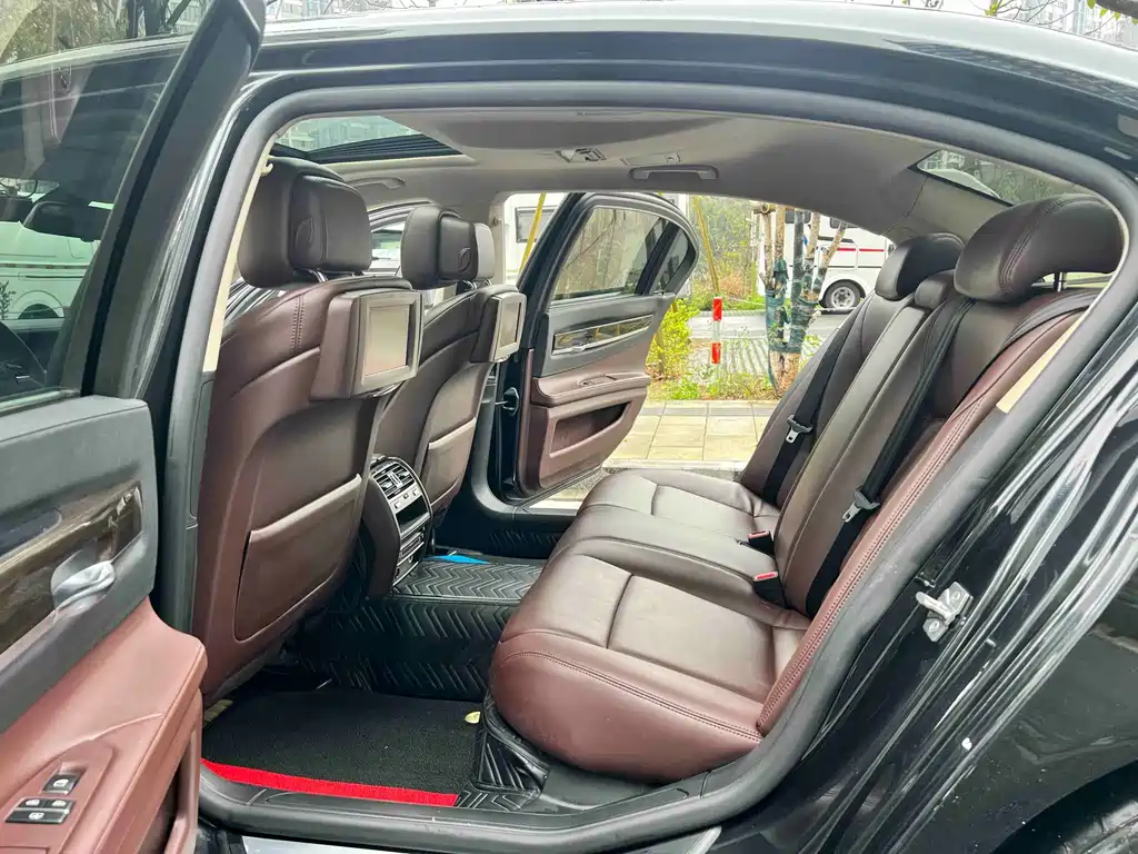 BMW 7 Series 2011 — фото 19