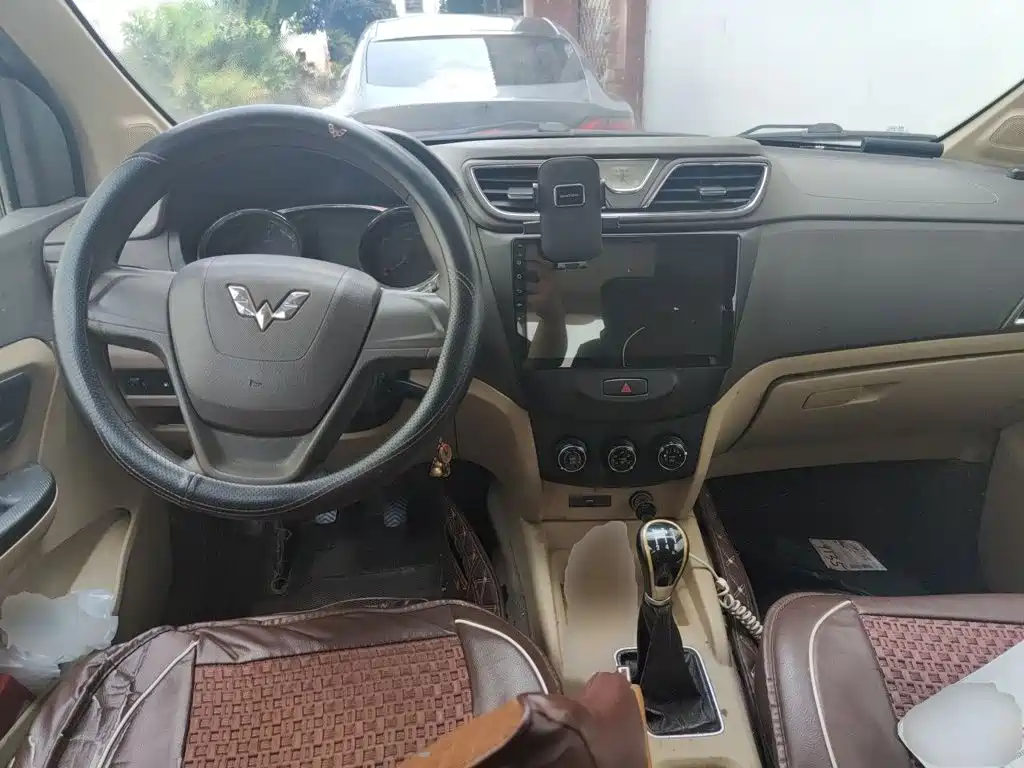 Wuling Hongguang 2015