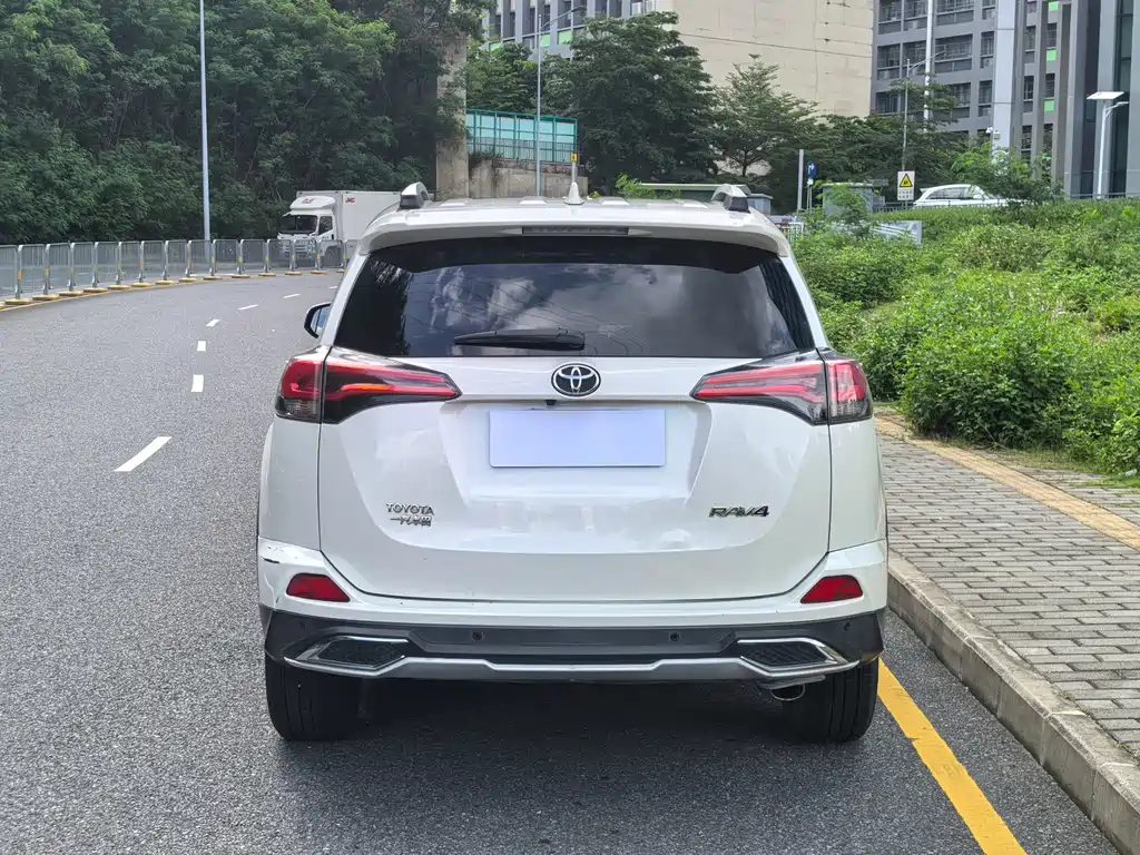 Toyota RAV4 2017 — фото 22