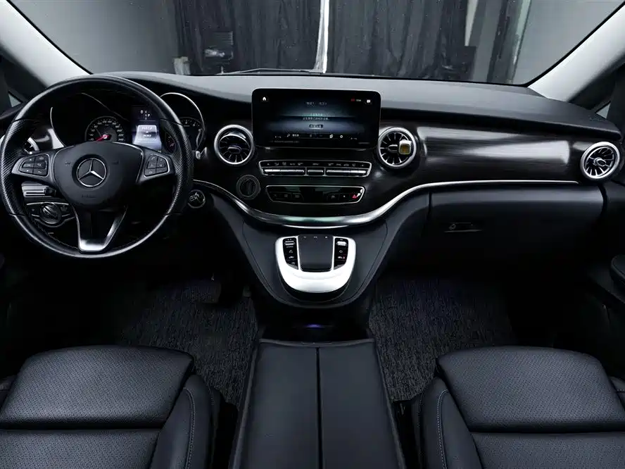 Mercedes-Benz V-Class 2024 — фото 11