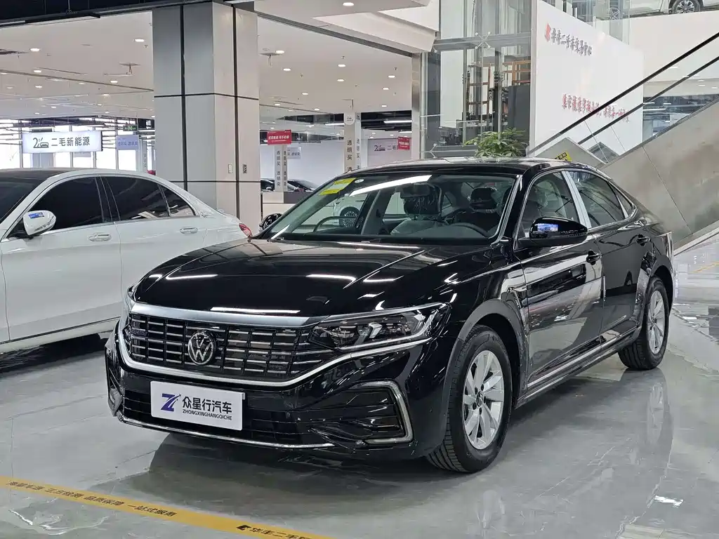 Volkswagen Passat PHEV 2025