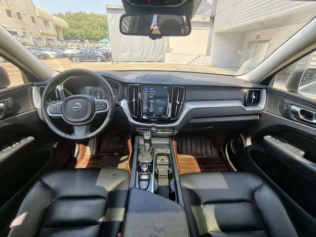 Volvo XC60 2018 — фото 9