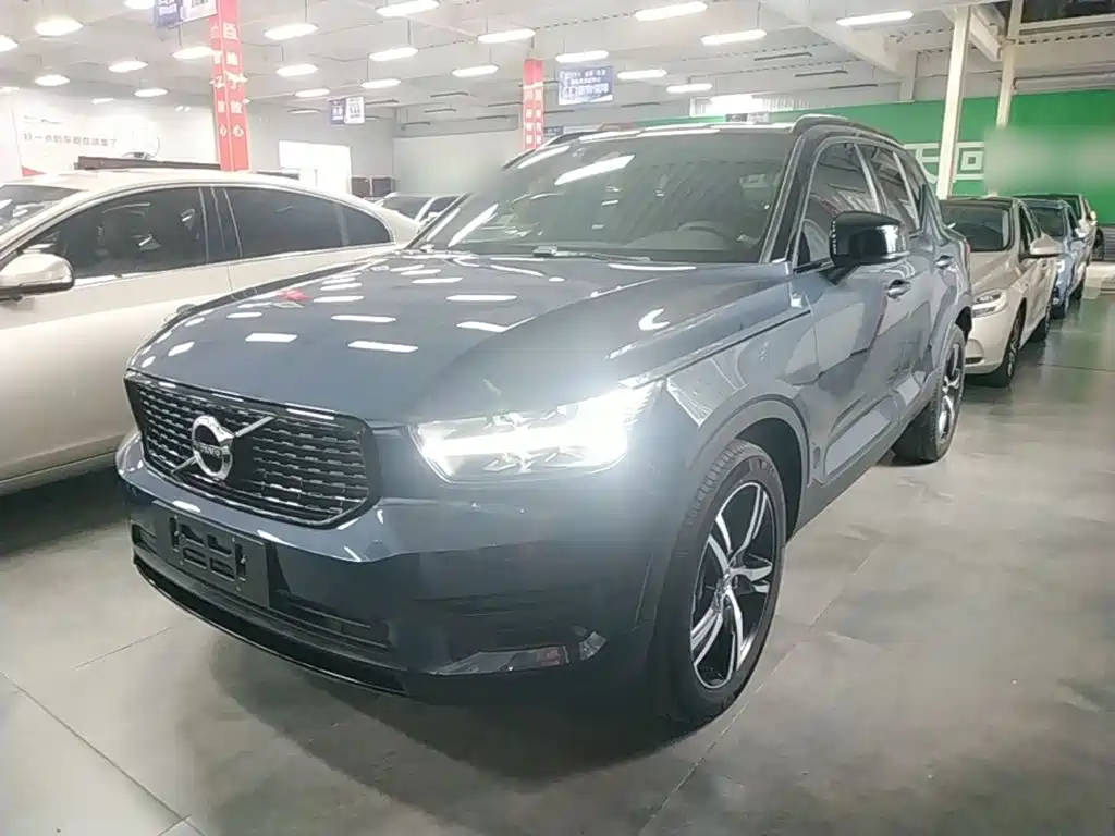 Volvo XC40 2022 — фото 1
