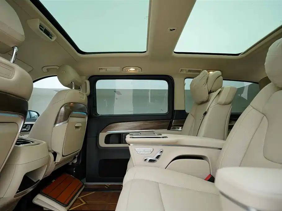 Mercedes-Benz V-Class 2022 — фото 17